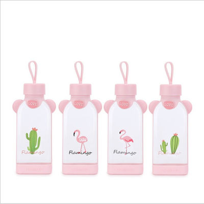 Бутылка формы фламинго милая стеклянная, розовая стеклянная бутылка с рукавом силикона поставщик