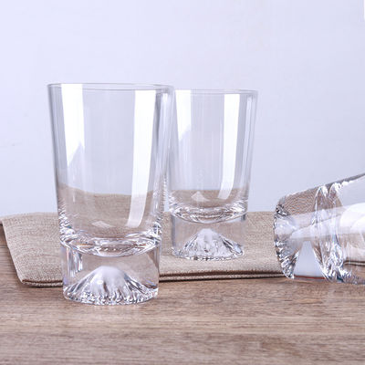 Прозрачная дунутая рука трясет стекло, регулярную чашку горы Фудзи снега формы поставщик
